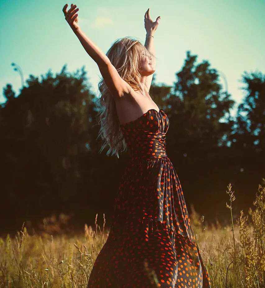 freedom, girl, dress-1712590.jpg